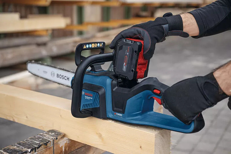 Bosch Professional GKE 18V-40 Akku-Kettensäge bürstenlos 40 cm Schwert in Bebutzung mit einem proCore Akku