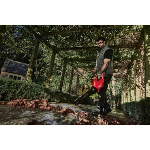 Milwaukee M18 FBLG3-802 Akku-Laubgebläse (mit 2x M18 FB8 FORGE Akku 8 Ah, Ladegerät M12-18 FC)