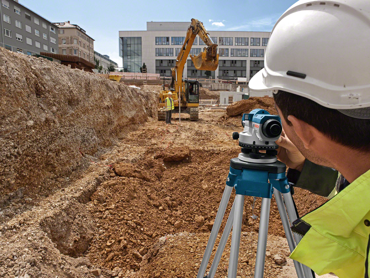 Bosch Professional GOL 26 D Optisches Nivelliergerät (26 x Vergrößerung, Maßeinheit 360 Grad, Arbeitsbereich max 100 m, im Koffer)