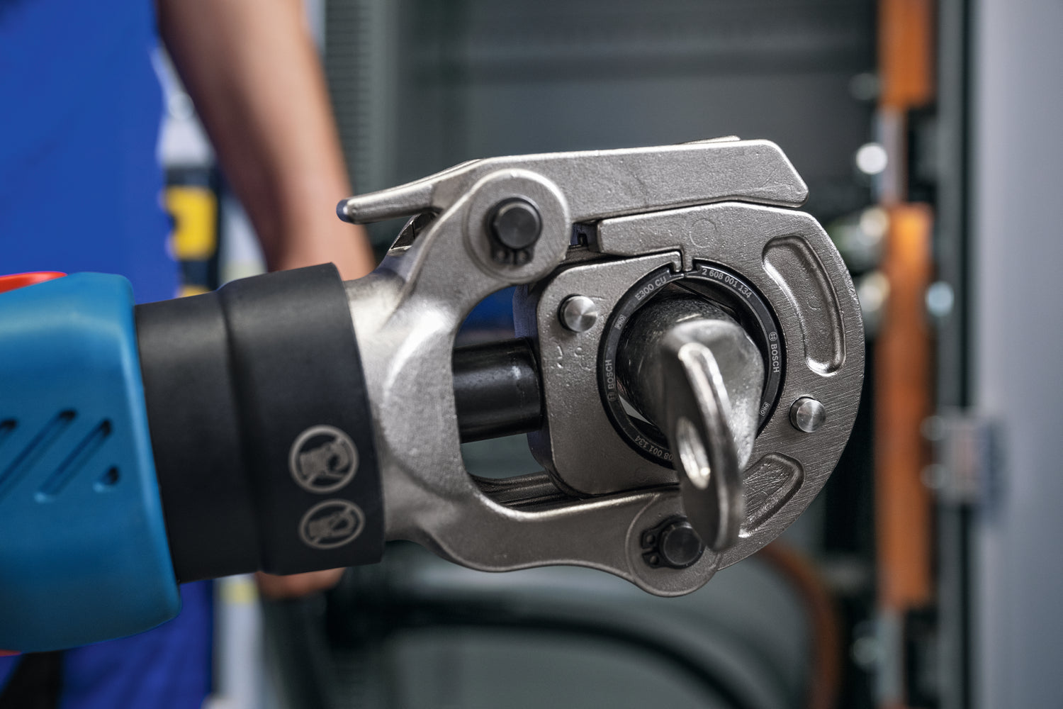 Bosch Akku-Hydraulisches Presswerkzeug GPH 18V-60 (Solo, 60 kN Crimpkraft, 300 mm² Crimpbereich, 340 ° Kopfrotation, inkl. XL-BOXX)