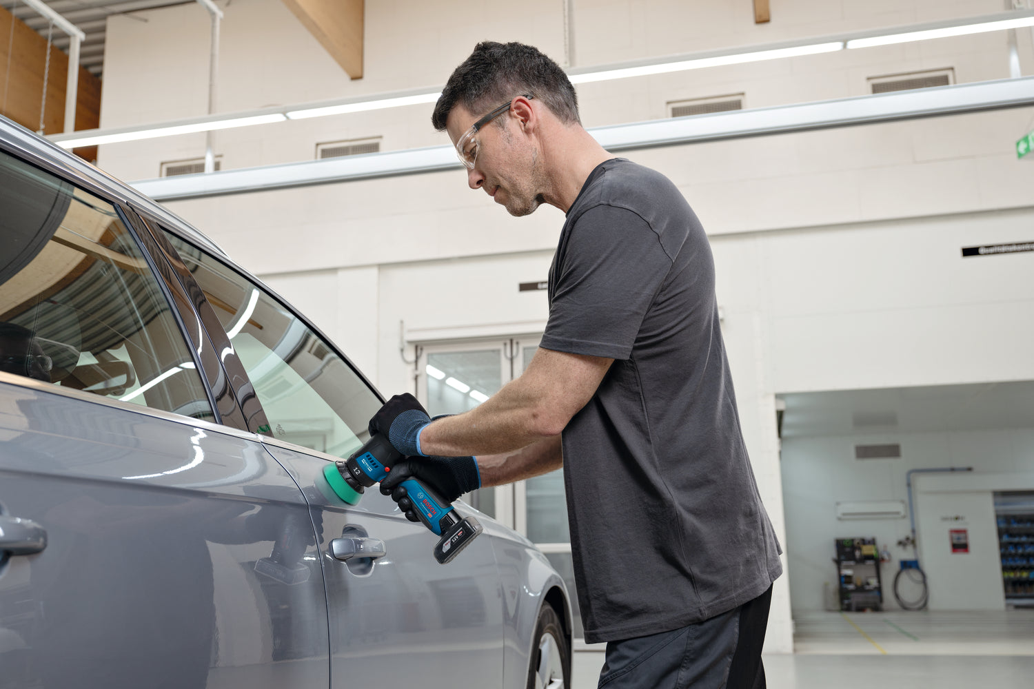 Bosch Akku-Exzenterpolierer GPX 12V-77 (Solo, inkl. 77 mm Klett-Stützteller & 77 mm Polierschwamm)