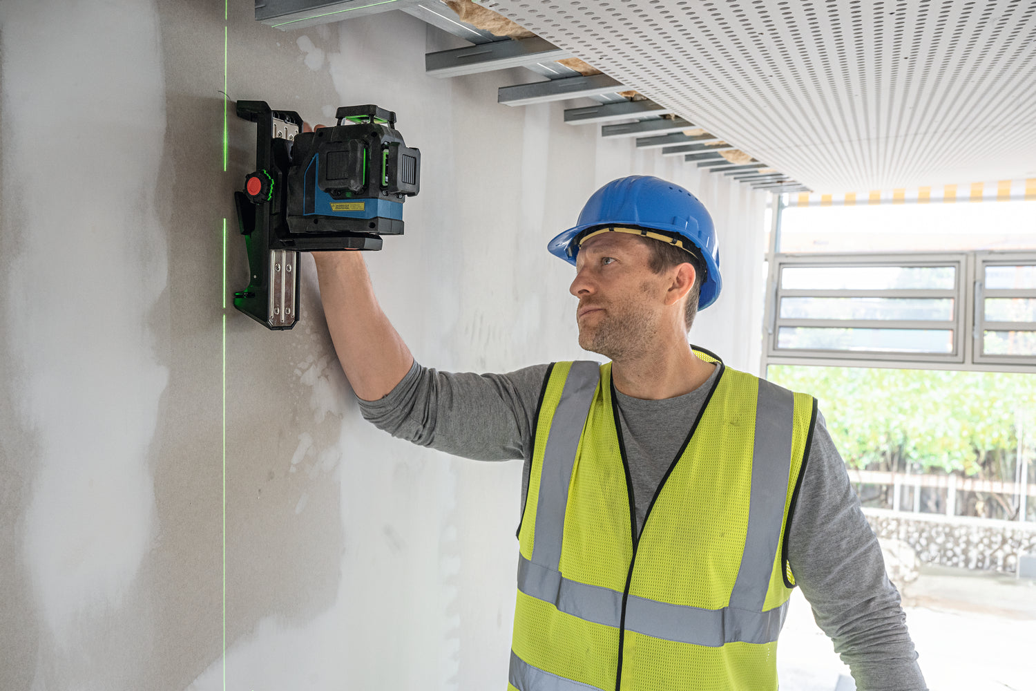 Bosch Linienlaser GLL 12V-100-33 CG (inkl. Akku 2.0 Ah, Deckenklemme DK 20, Universalhalter LB 10 in L-BOXX 136)