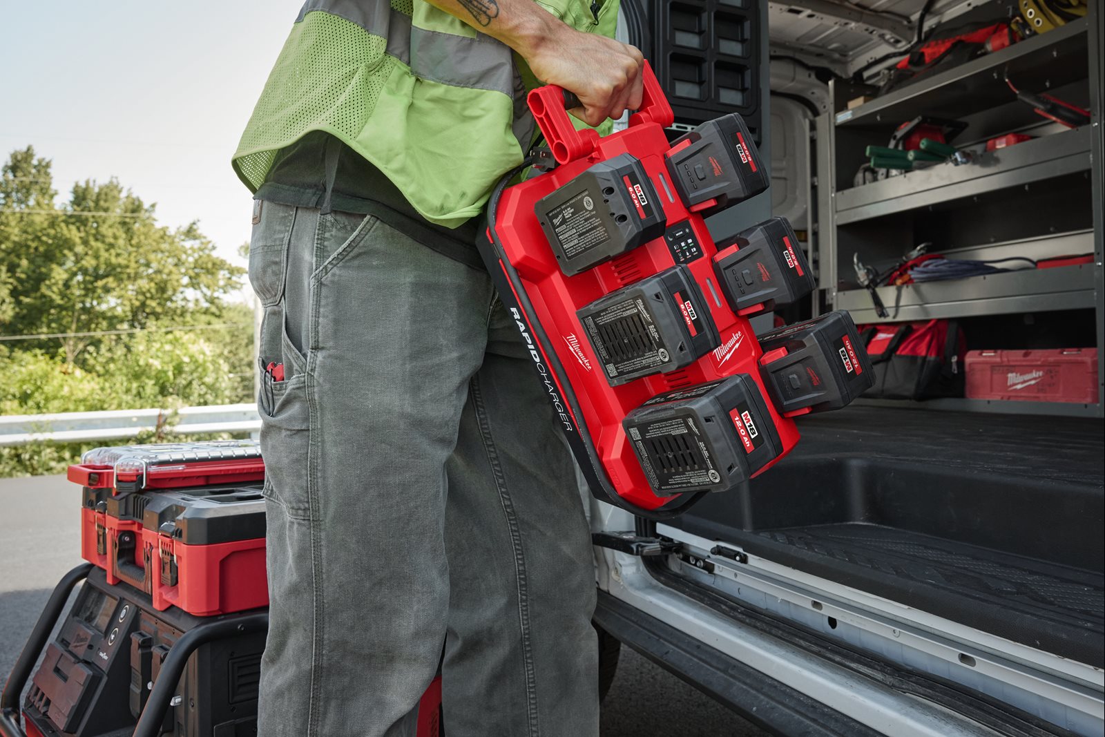 Milwaukee M18 MPC6 PACKOUT 6-fach Schnellladegerät (lädt 2 Akkus gleichzeitig mit 6 A, Tag-/Nachtmodus)