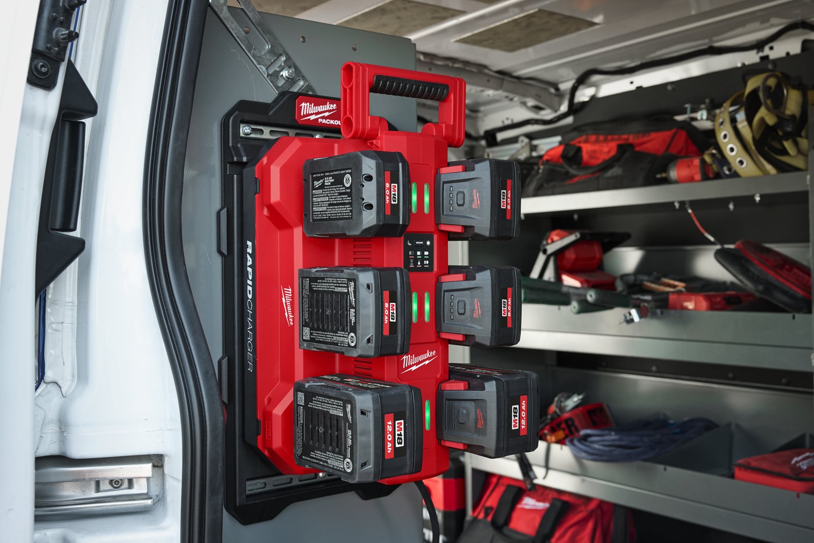 Milwaukee M18 MPC6 PACKOUT 6-fach Schnellladegerät (lädt 2 Akkus gleichzeitig mit 6 A, Tag-/Nachtmodus)