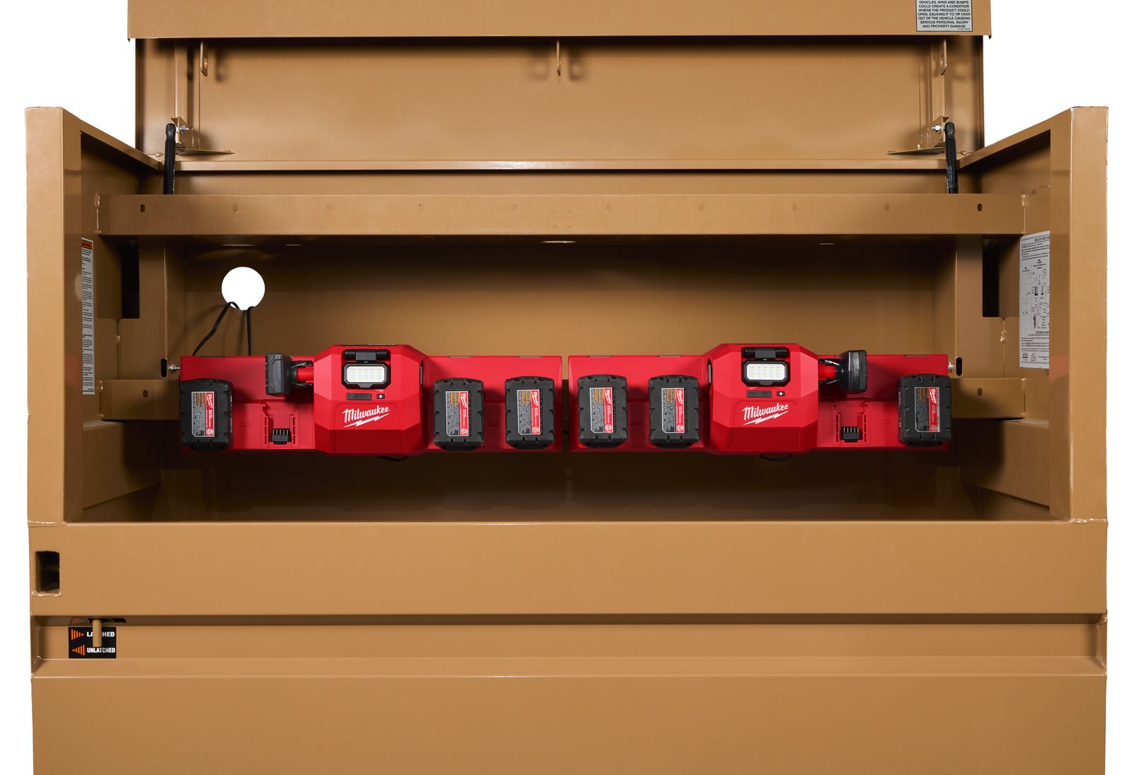 Milwaukee M12-18 GBC4 Mehrfach-Ladegerät (lädt M12 & M18 Akkus, magnetische Aufhängung, 2 x USB-C, 450 lm Leuchte)