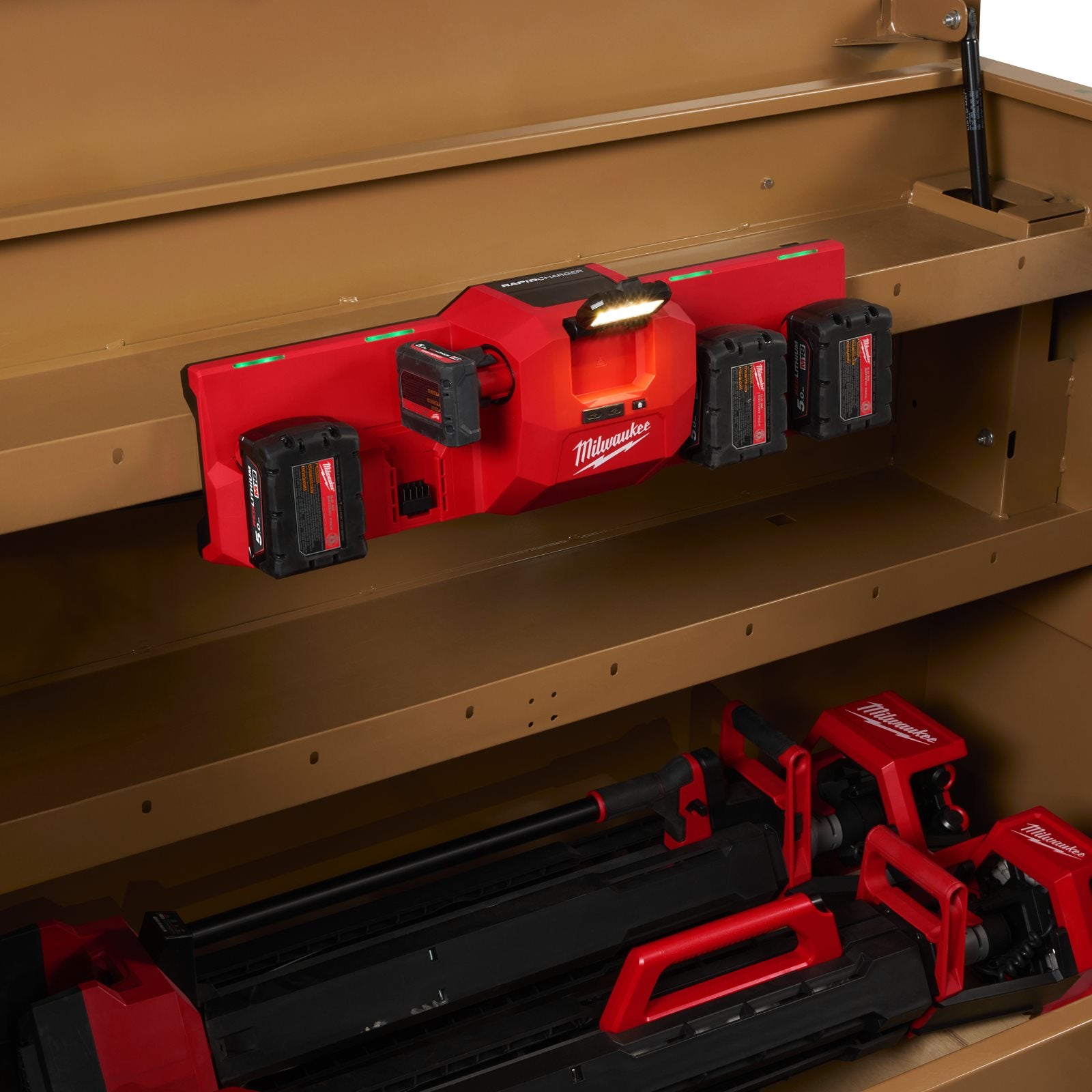 Milwaukee M12-18 GBC4 Mehrfach-Ladegerät (lädt M12 & M18 Akkus, magnetische Aufhängung, 2 x USB-C, 450 lm Leuchte)
