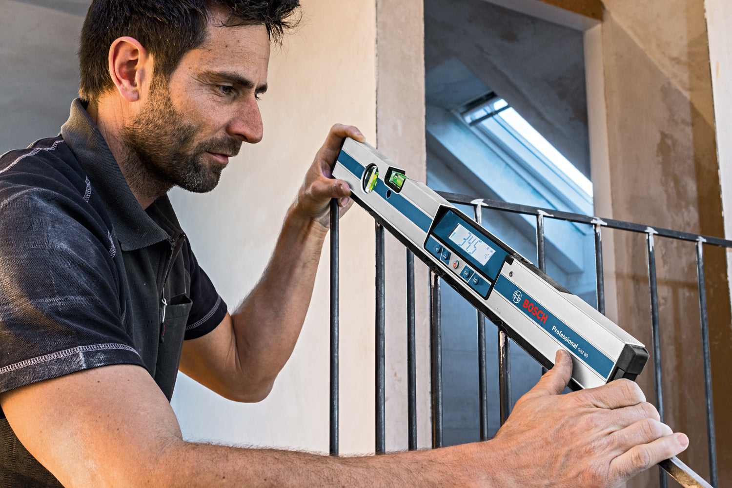 Bosch Digitaler Neigungsmesser GIM 60 (Messbereich: 0° - 360° (4 x 90°), Länge: 60 cm, inkl. Batterien)