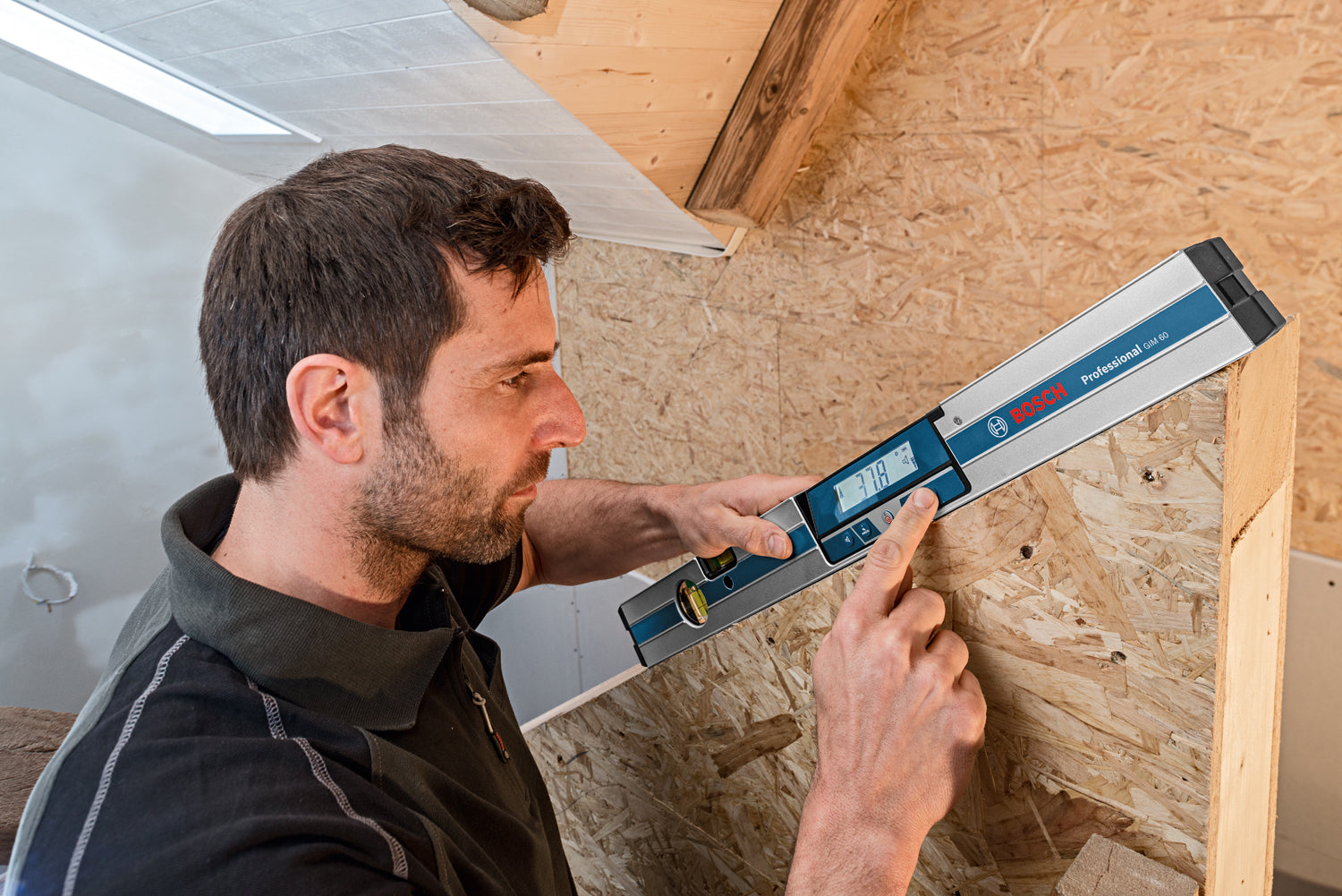 Bosch Digitaler Neigungsmesser GIM 60 (Messbereich: 0° - 360° (4 x 90°), Länge: 60 cm, inkl. Batterien)