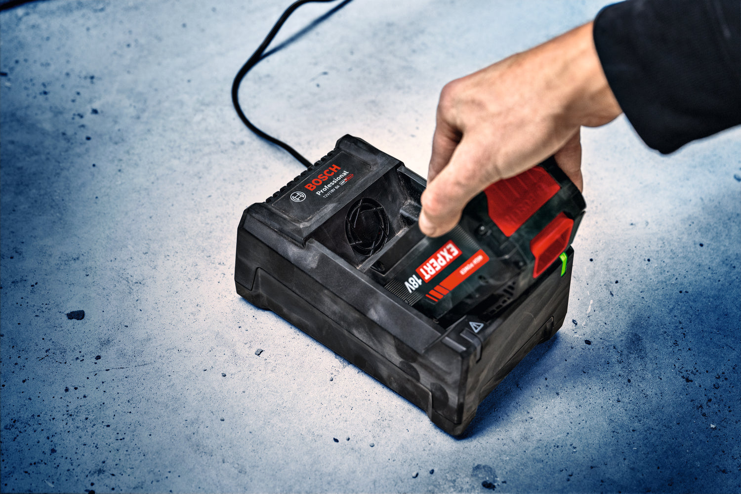 Bosch Schnellladegerät GAL 12V/18V-80 (Lader für 12V & 18V Akkus, Ladestrom: 8 A)