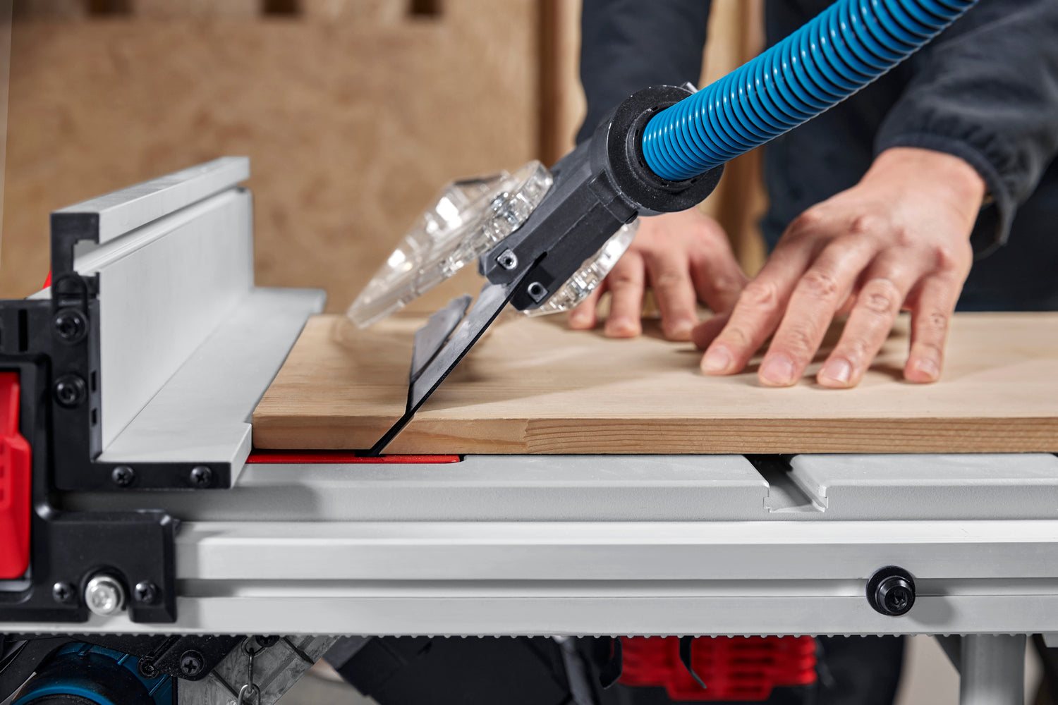 Bosch Akku-Tischsäge GTS 18V-70 (Schnitthöhe 90°: 70 mm, Sägeblatt-Ø 216 mm, Solo, inkl. Sägeblatt und Standard Zubehör)