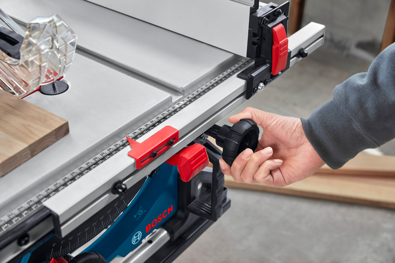 Bosch Tischsäge GTS 70-216 (Schnitthöhe 90°: 70 mm, Sägeblatt-Ø: 216 mm, inkl. Holz Kreissägeblatt & Standard Zubehör)