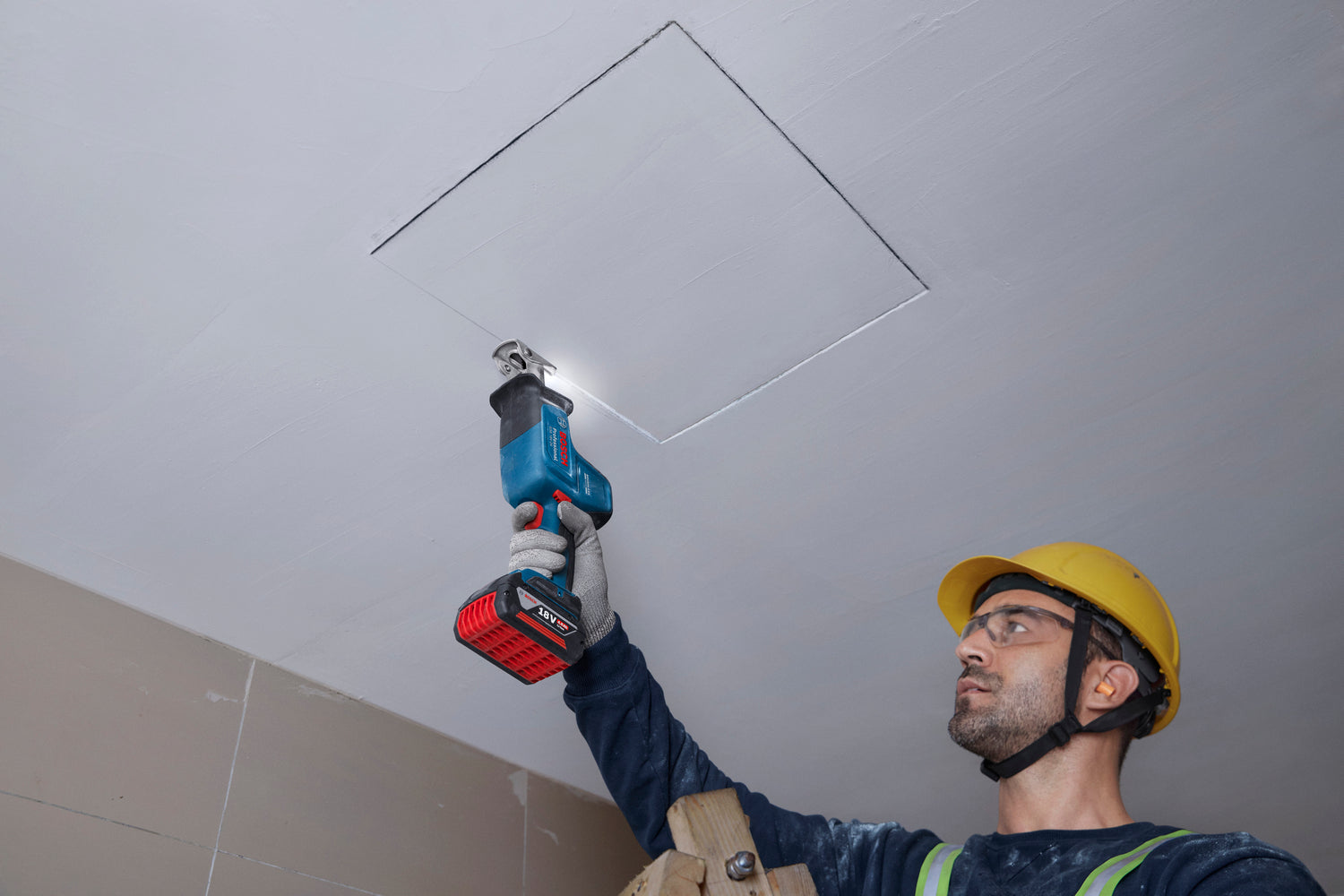 Bosch Akku-Säbelsäge GSA 18V-24 (Schnitttiefe Holz: 230 mm, Solo, inkl. 2 Säbelsägeblätter in L-BOXX 136)