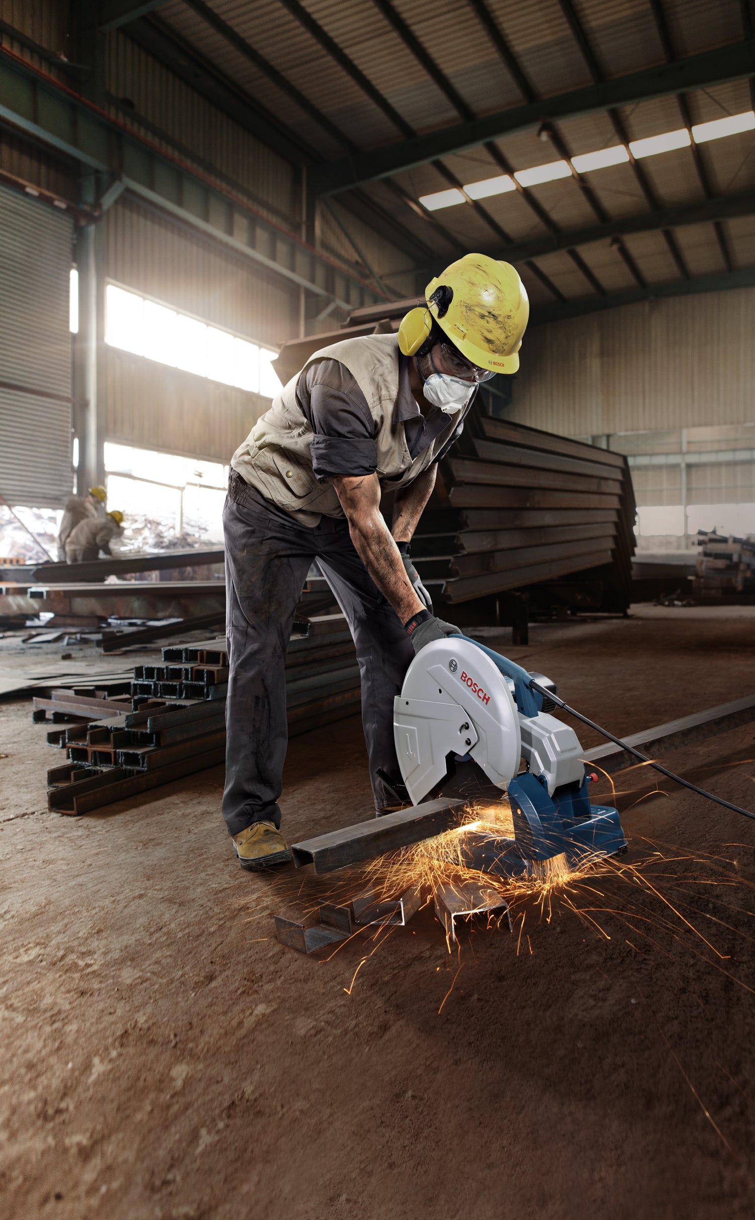 Bosch Metalltrennsäge GCO 14-24 J (Trennscheiben-Ø: 355 mm, 2400 W, 3800 U/min, inkl. 1 Trennscheibe)