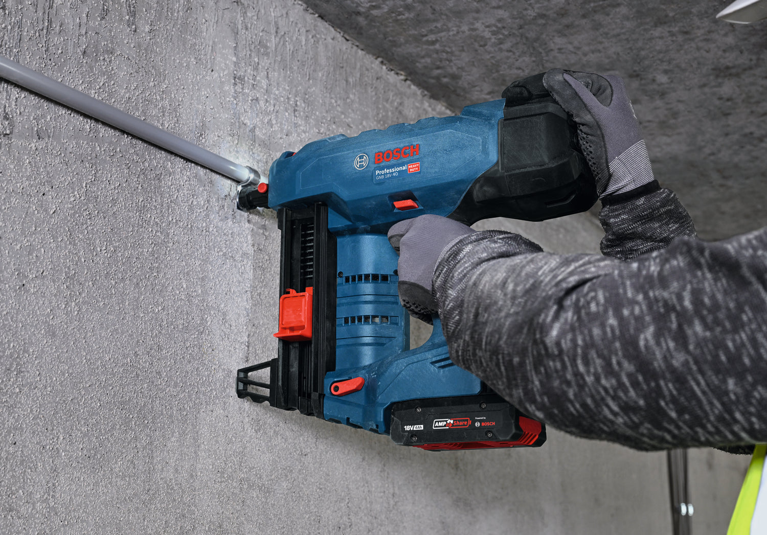 Bosch Akku-Betonnagler GNB 18V-40 (für Nägel: 13 - 40 mm bei Ø 2,7 - 3 mm, Solo inkl. Ausdrückstift, Befestigungshaken, E-Mundstück in XL-BOXX)
