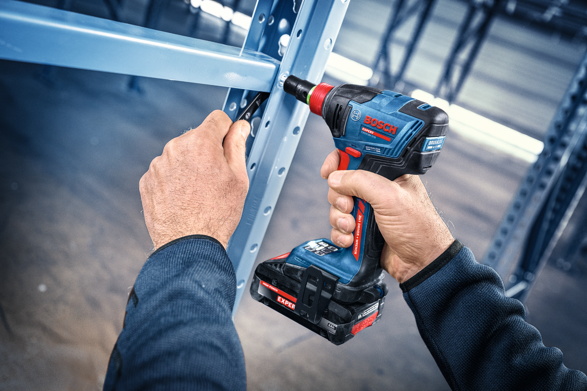 Bosch EXPERT Akku-Schlagschrauber EXDX18V-210 (Drehmoment: 210 Nm, Kombi-Aufnahme: 1/4" + 1/2", Solo in L-BOXX 136)