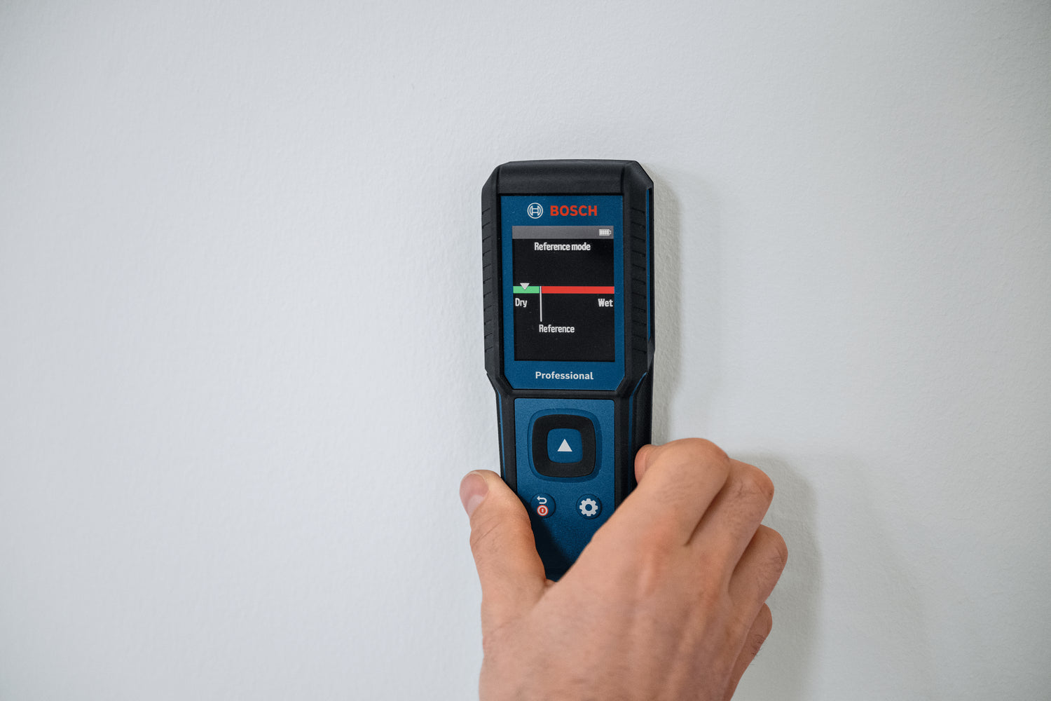 Bosch Feuchtemessgerät GMM 1-15 (misst 37 Holzarten und 10 Baustoffe, nicht-invasiv, IP 65, inkl. Batterien & Tasche)