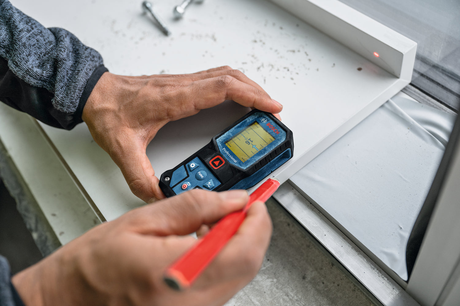 Bosch Laser-Entfernungsmesser GLM 40-31 (Messbereich: 0,05 - 40 m, IP 65, 7 Messmodi, automatische Berechnungen, inkl. Batterien)