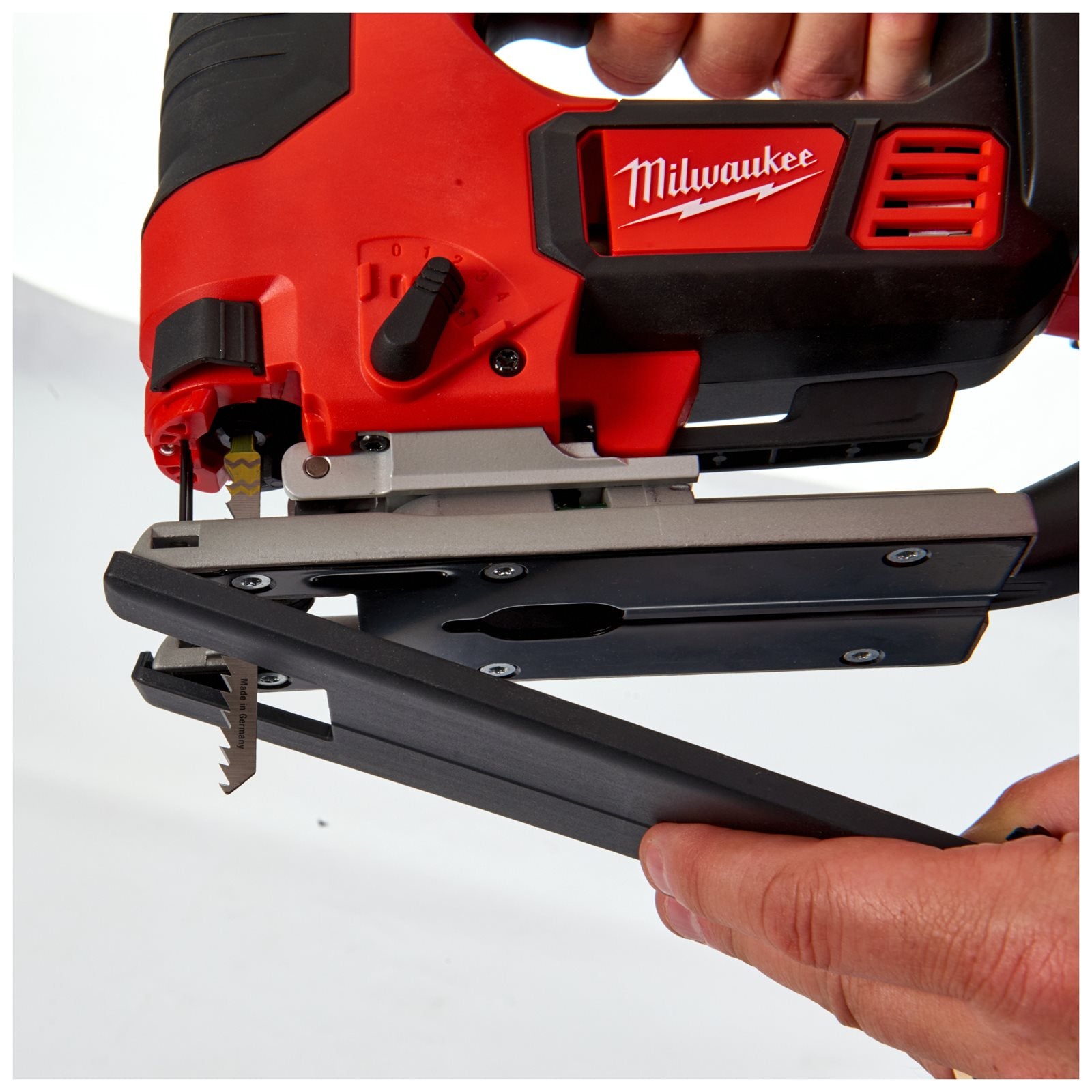 Milwaukee M18 BJS-0 Akku-Stichsäge (Max. Schnittleistung Holz: 135 mm, Hubzahl: 0 - 2.800 min-1, Pendelhub, ohne Akku)