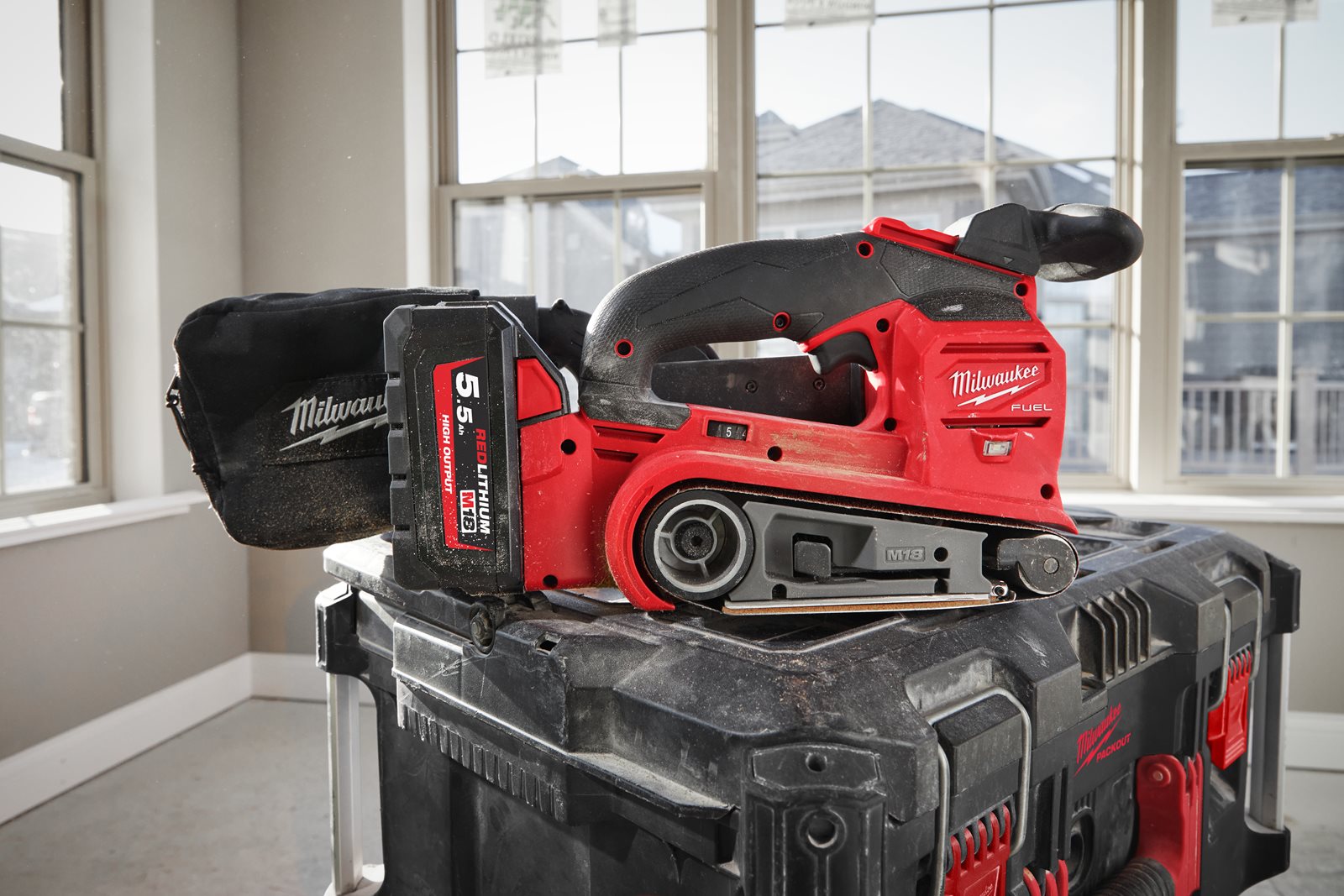 Milwaukee M18 FBTS75-552X Akku-Bandschleifer (Bandgröße: 75 x 457 mm, Geschwindigkeit: 230 - 410 m/s, inkl. 2 x 5,5 Ah Akku in HD-Box)