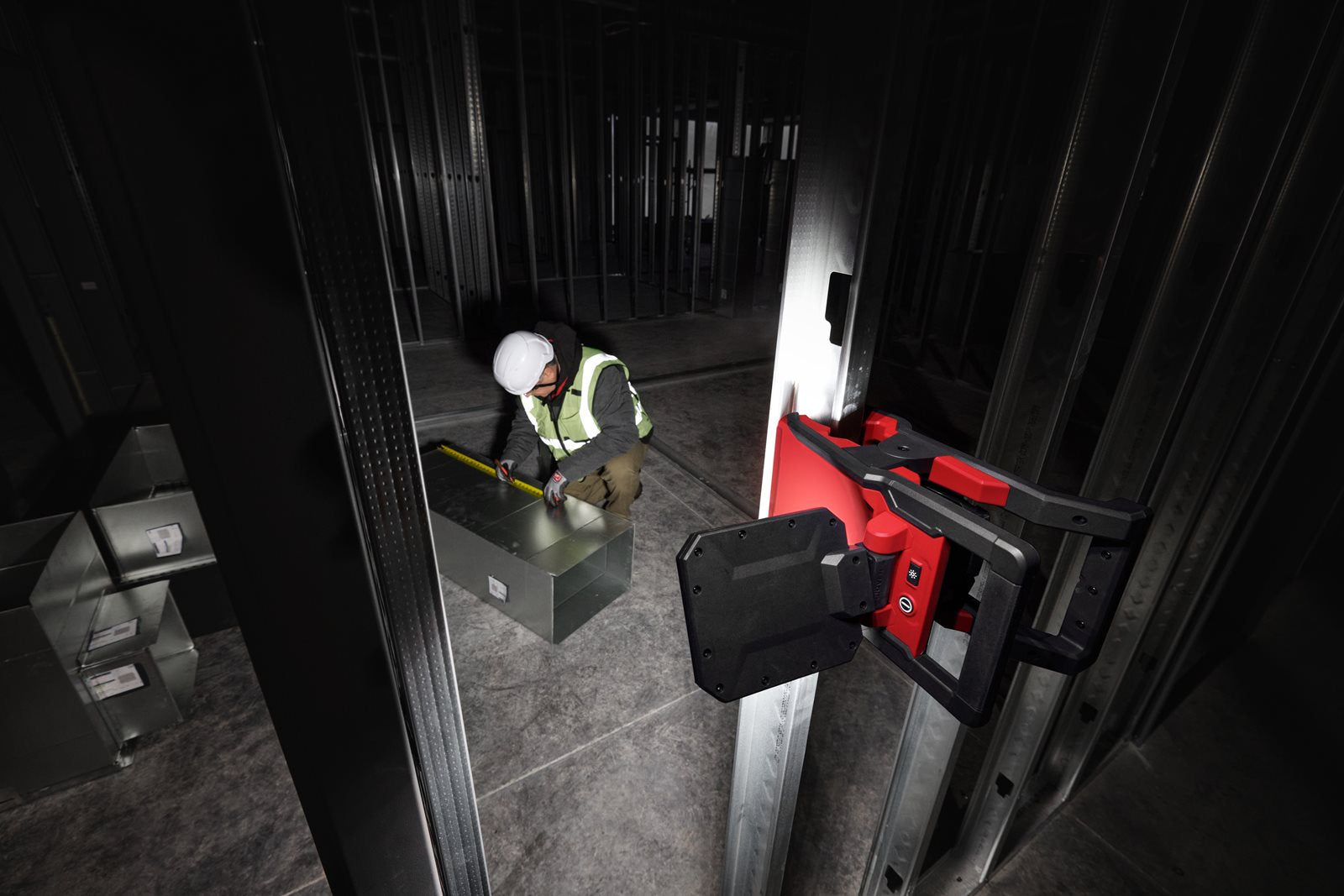 Milwaukee M18 PAL2-0 Akku-Leuchte (2000 Lumen, 359° horizontale & 170° vertikale Drehung, bis zu 24 h Laufzeit, ohne Akku)