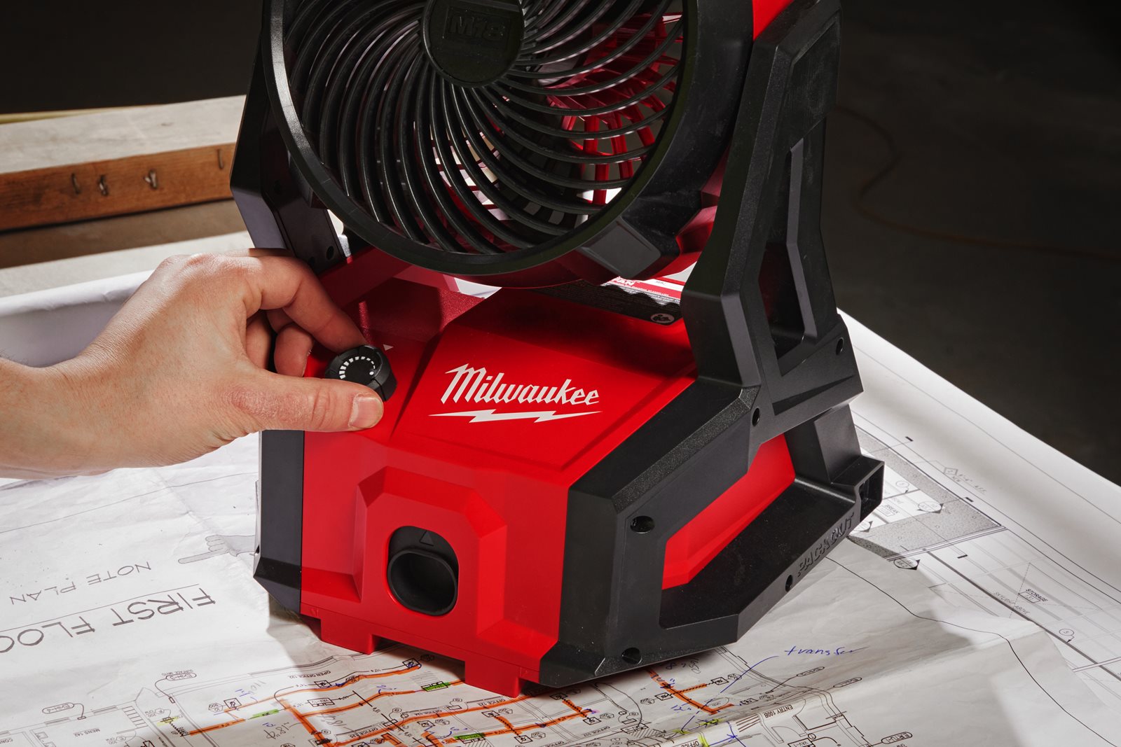 Milwaukee M18 AFG2-0 Akku-Hybrid-Ventilator (Luftstrom: 1.444 m³/h, Kabel & Akku kompatibel, PACKOUT, ohne Akku)