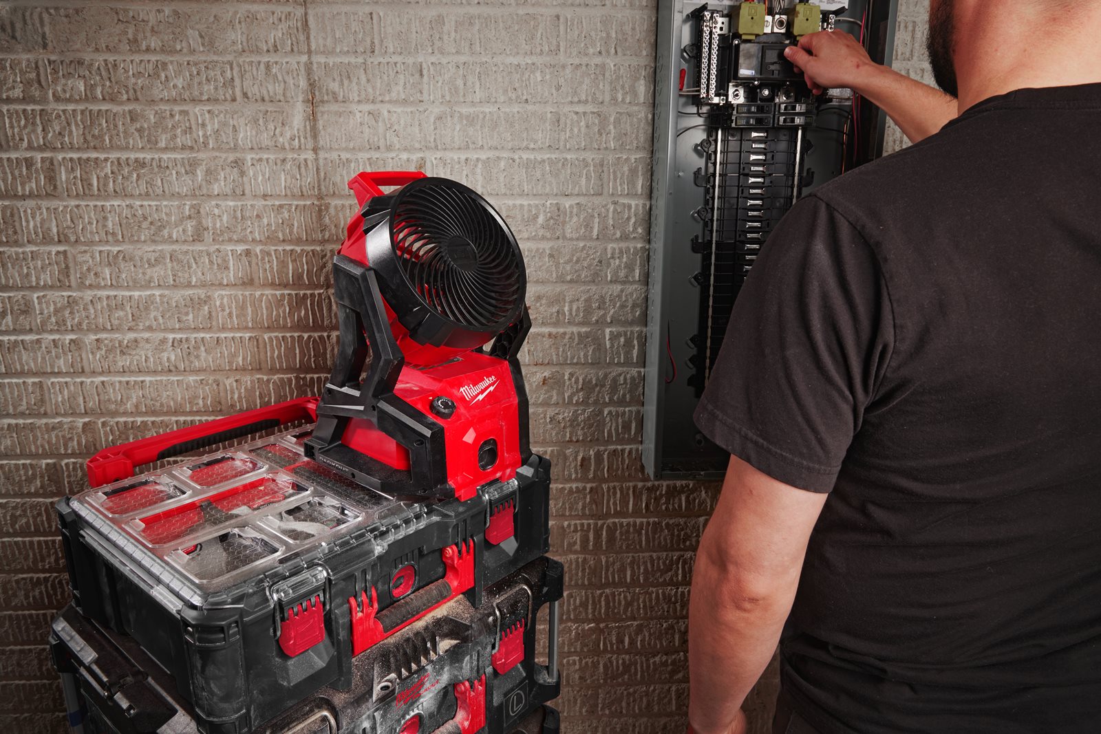 Milwaukee M18 AFG2-0 Akku-Hybrid-Ventilator (Luftstrom: 1.444 m³/h, Kabel & Akku kompatibel, PACKOUT, ohne Akku)