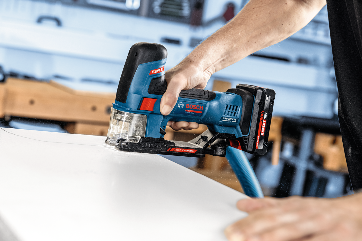 Bosch EXPERT Akku-Stichsäge EXST18V-155S (Schnitttiefe: Holz 50 mm, Stahl 10 mm, Aufnahme: T-Schaft, ohne Akku in L-BOXX 136)