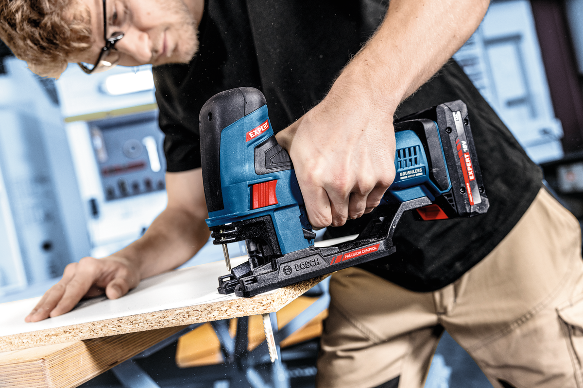 Bosch EXPERT Akku-Stichsäge EXST18V-155S (Schnitttiefe: Holz 50 mm, Stahl 10 mm, Aufnahme: T-Schaft, ohne Akku in L-BOXX 136)