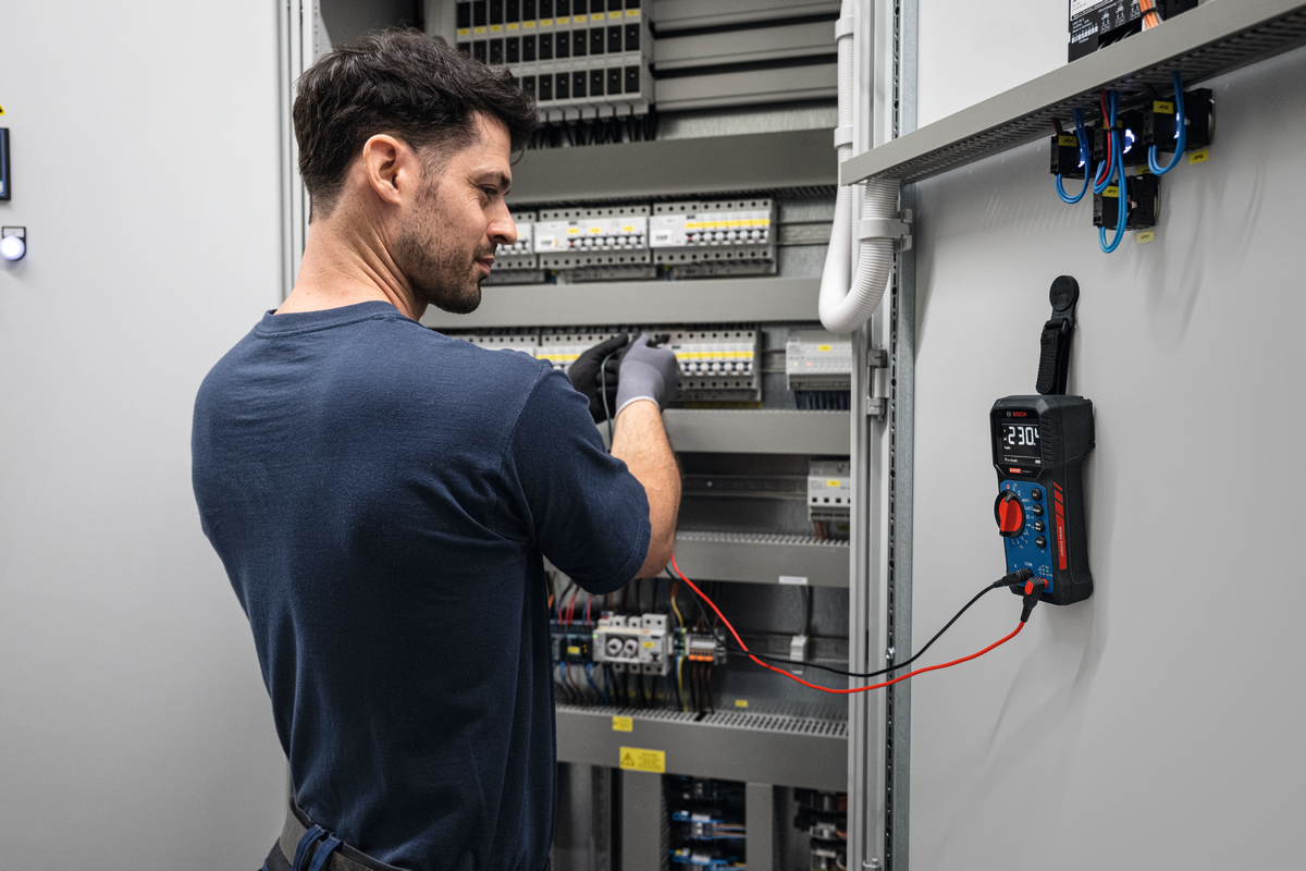 Bosch EXPERT Digitales Multimeter EXDM600-17 (Misst Temperatur und Mikroampere, Widerstände bis zu 60 MΩ, LoZ, Diodentests, inkl. Batterien in Tasche)
