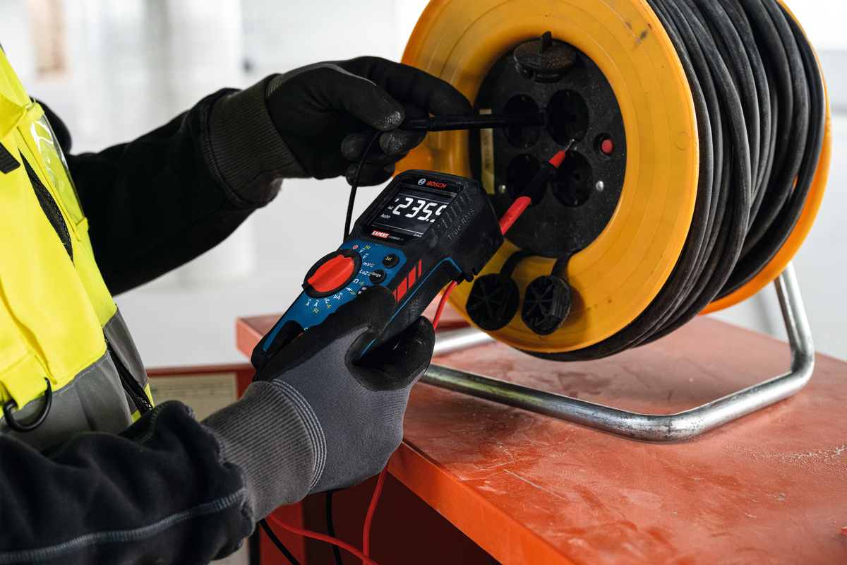 Bosch EXPERT Digitales Multimeter EXDM600-17 (Misst Temperatur und Mikroampere, Widerstände bis zu 60 MΩ, LoZ, Diodentests, inkl. Batterien in Tasche)