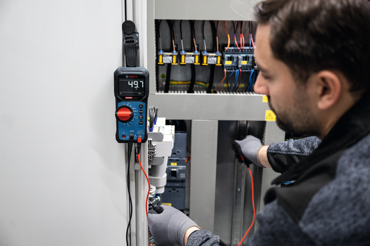 Bosch EXPERT Digitales Multimeter EXDM600-17 (Misst Temperatur und Mikroampere, Widerstände bis zu 60 MΩ, LoZ, Diodentests, inkl. Batterien in Tasche)