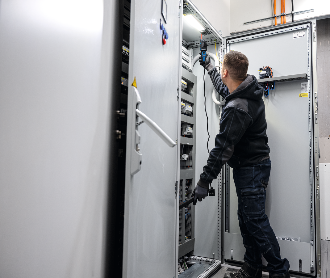 Bosch EXPERT Spannungsprüfer EXVT1000-17 (Vielseitig: Diodentest, Frequenz, Widerstand, Niederspannung, integr. NCV (berührungslose Spannung), Halten-/Stumm, inkl. Batterien in Tasche)