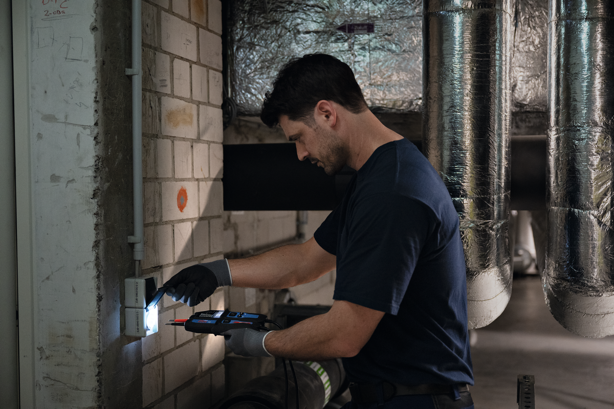 Bosch EXPERT Spannungsprüfer EXVT1000-17 (Vielseitig: Diodentest, Frequenz, Widerstand, Niederspannung, integr. NCV (berührungslose Spannung), Halten-/Stumm, inkl. Batterien in Tasche)