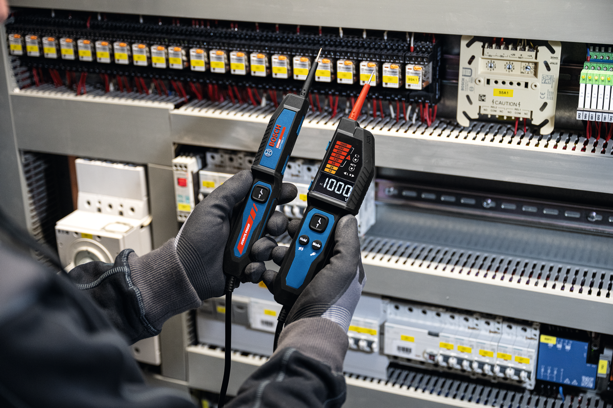 Bosch EXPERT Spannungsprüfer EXVT1000-17 (Vielseitig: Diodentest, Frequenz, Widerstand, Niederspannung, integr. NCV (berührungslose Spannung), Halten-/Stumm, inkl. Batterien in Tasche)