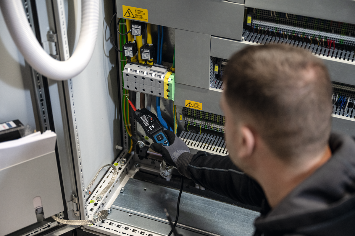 Bosch EXPERT Spannungsprüfer EXVT1000-17 (Vielseitig: Diodentest, Frequenz, Widerstand, Niederspannung, integr. NCV (berührungslose Spannung), Halten-/Stumm, inkl. Batterien in Tasche)