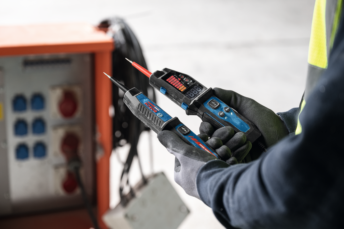 Bosch EXPERT Spannungsprüfer EXVT1000-17 (Vielseitig: Diodentest, Frequenz, Widerstand, Niederspannung, integr. NCV (berührungslose Spannung), Halten-/Stumm, inkl. Batterien in Tasche)