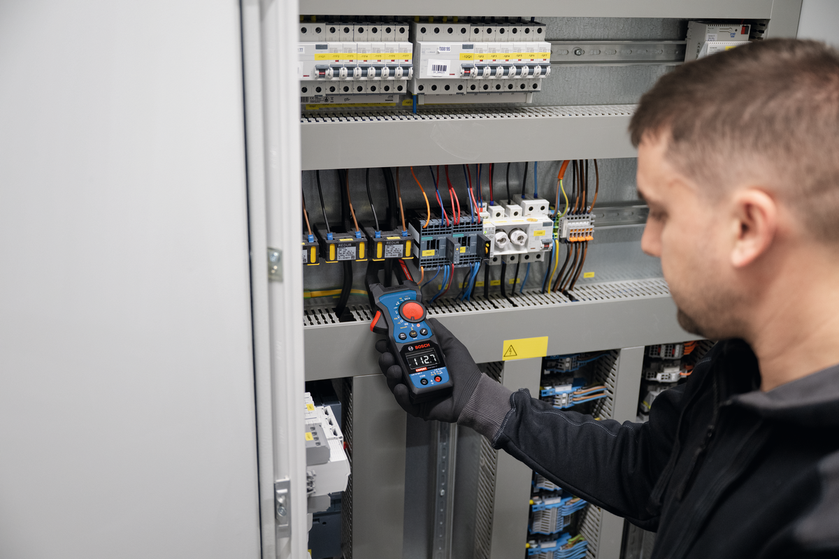 Bosch EXPERT Strommesszange EXMC600-17 (Misst AC/DC-Strom, Einschaltstrom, Frequenz, Spannung, Kapazität, inkl. Batterien in Tasche)