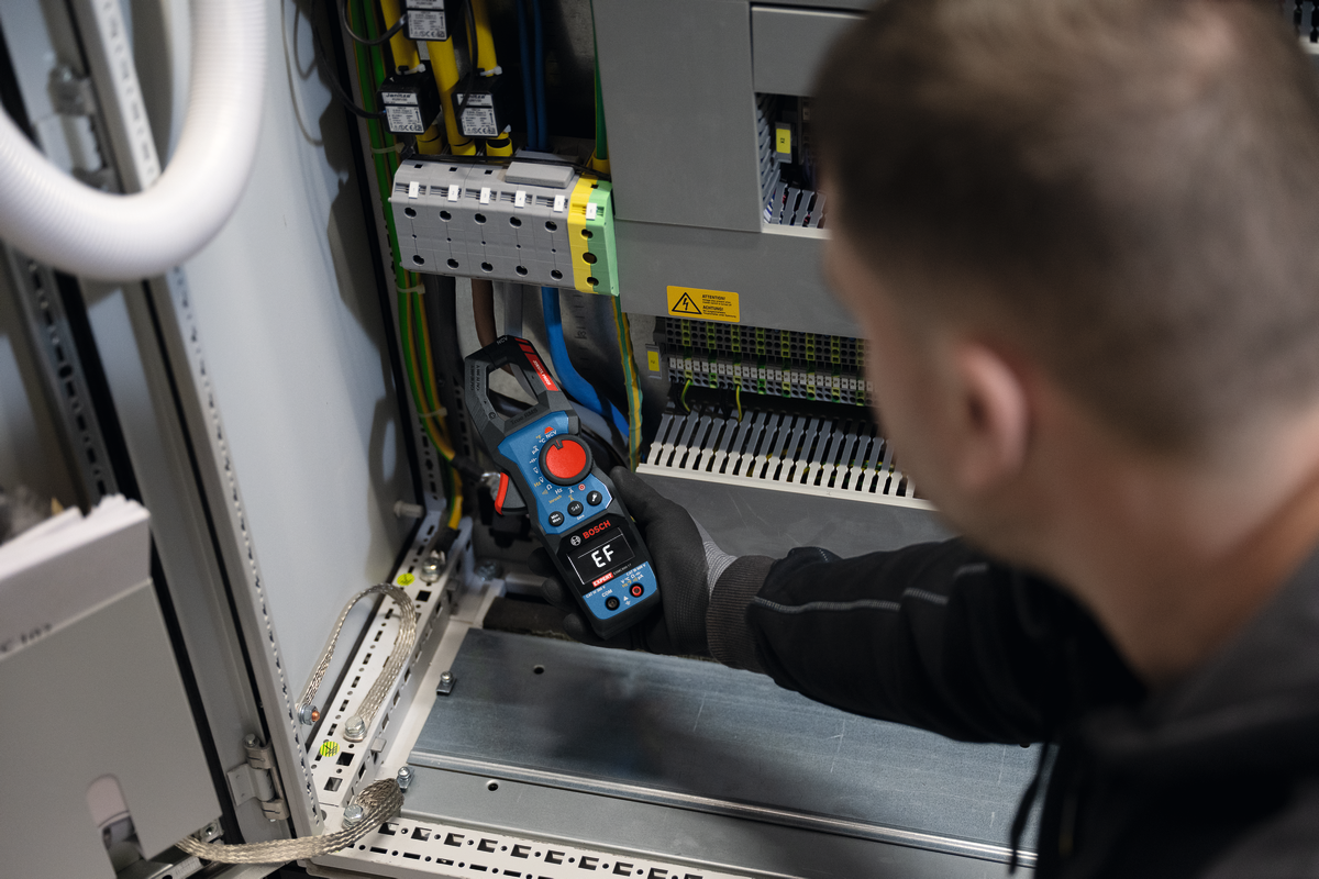 Bosch EXPERT Strommesszange EXMC600-17 (Misst AC/DC-Strom, Einschaltstrom, Frequenz, Spannung, Kapazität, inkl. Batterien in Tasche)
