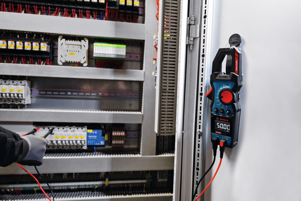 Bosch EXPERT Strommesszange EXMC600-17 (Misst AC/DC-Strom, Einschaltstrom, Frequenz, Spannung, Kapazität, inkl. Batterien in Tasche)