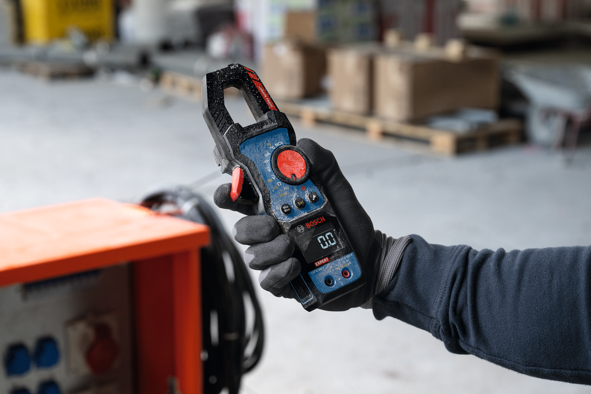 Bosch EXPERT Strommesszange EXMC600-17 (Misst AC/DC-Strom, Einschaltstrom, Frequenz, Spannung, Kapazität, inkl. Batterien in Tasche)
