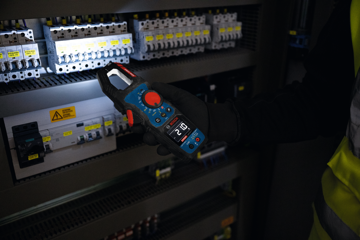 Bosch EXPERT Strommesszange EXMC600-17 (Misst AC/DC-Strom, Einschaltstrom, Frequenz, Spannung, Kapazität, inkl. Batterien in Tasche)