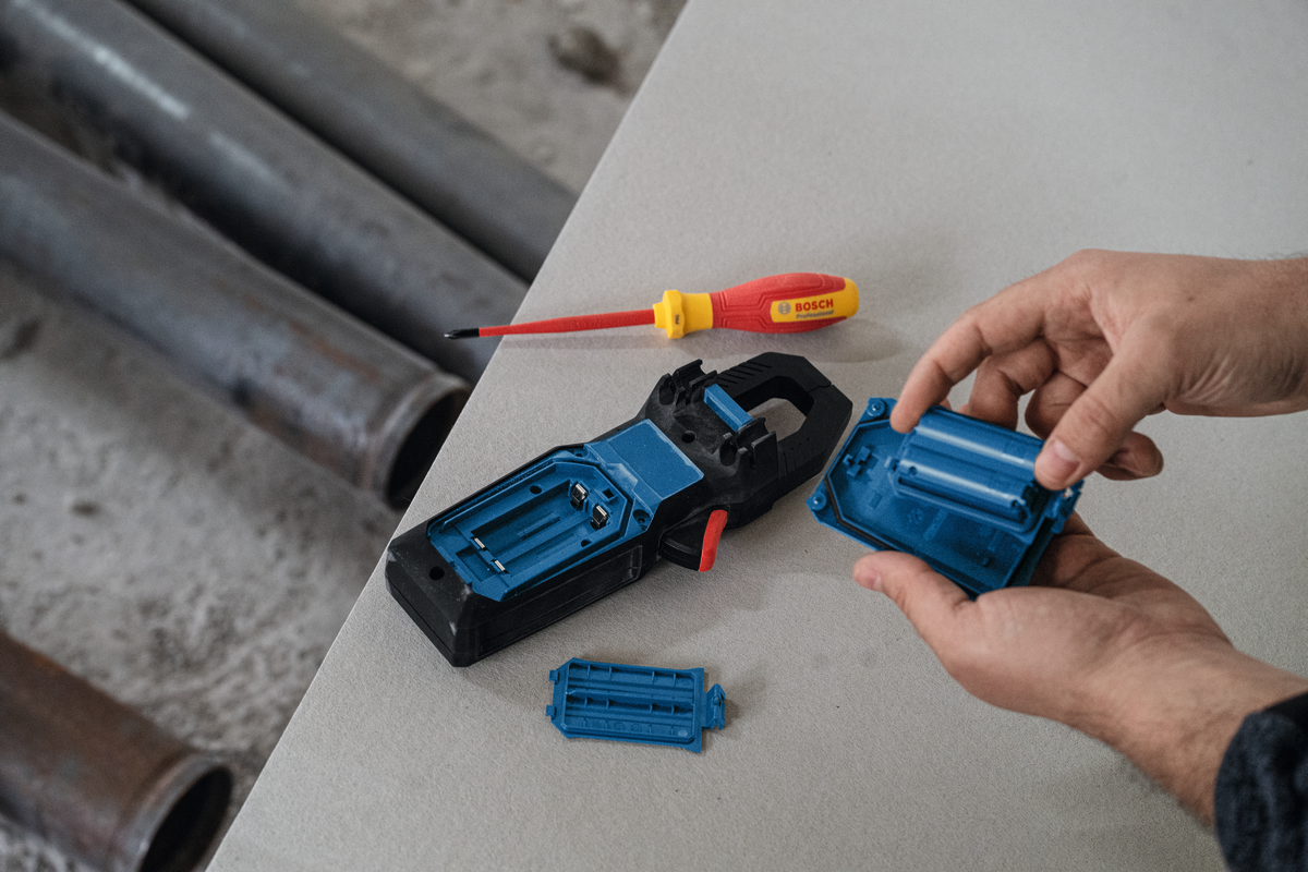 Bosch EXPERT Strommesszange EXMC600-17 (Misst AC/DC-Strom, Einschaltstrom, Frequenz, Spannung, Kapazität, inkl. Batterien in Tasche)