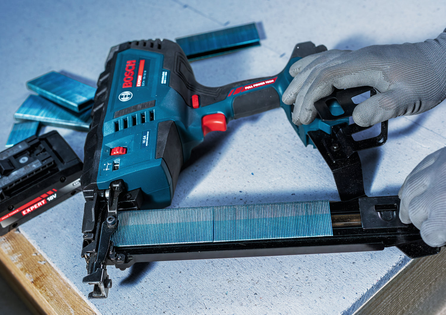 Bosch EXPERT Akku-Holzklammerer EXTH18V-50M (Klammerlänge: 25-50 mm, Klammerbreite: 10,8/11,3 mm, Gasloser Betrieb, ohne Akku in XL-BOXX)