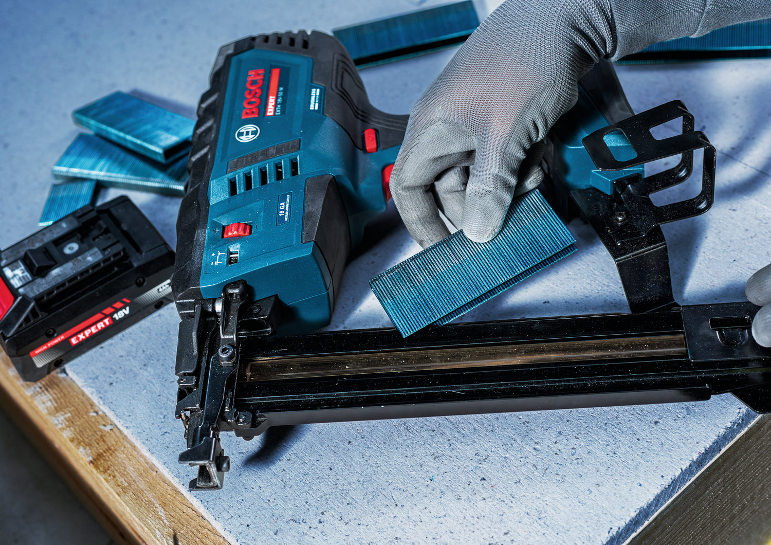 Bosch EXPERT Akku-Holzklammerer EXTH18V-50M (Klammerlänge: 25-50 mm, Klammerbreite: 10,8/11,3 mm, Gasloser Betrieb, ohne Akku in XL-BOXX)