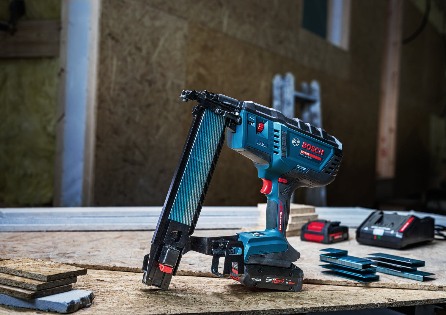 Bosch EXPERT Akku-Holzklammerer EXTH18V-50M (Klammerlänge: 25-50 mm, Klammerbreite: 10,8/11,3 mm, Gasloser Betrieb, ohne Akku in XL-BOXX)