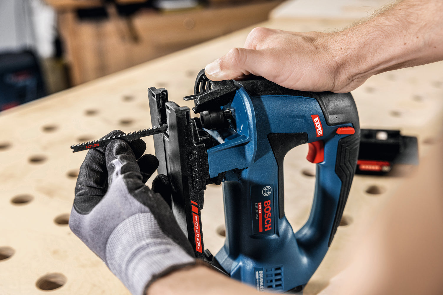 Bosch EXPERT Akku-Stichsäge EXST18V-155B (Schnitttiefe: Holz 155 mm, Stahl 10 mm, Aufnahme: T-Schaft, ohne Akku in L-BOXX 136)