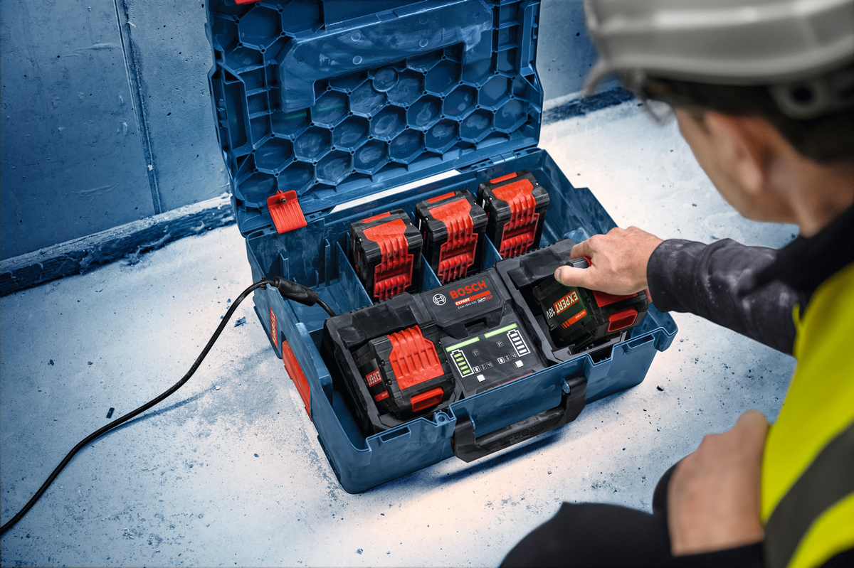 Bosch EXPERT Ladegerät EXAL18V2-320 (Ultraschnelles paralleles Laden mit 16A, 2 Ladebuchten, lädt 2 x EXPERT 8,0 Ah in 39 min voll, in L-BOXX 162)