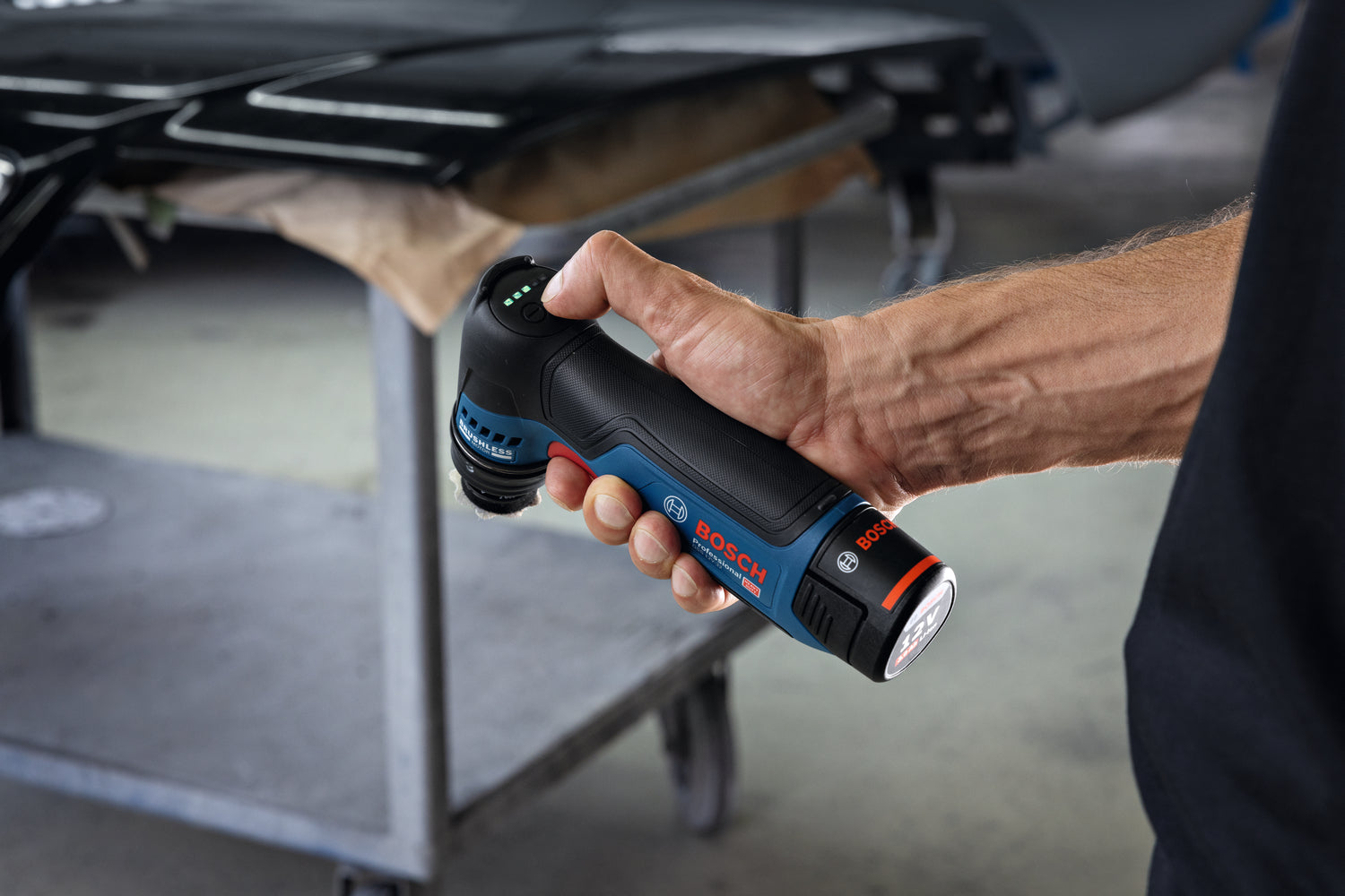 Bosch Akku-Schwingschleifer GSS 12V-32 (Schwingkreis-Ø: 3,0 mm, Drehzahl: 3000 - 8000 U/min, inkl. 2 x Schleifteller 32 mm, ohne Akku im Karton)