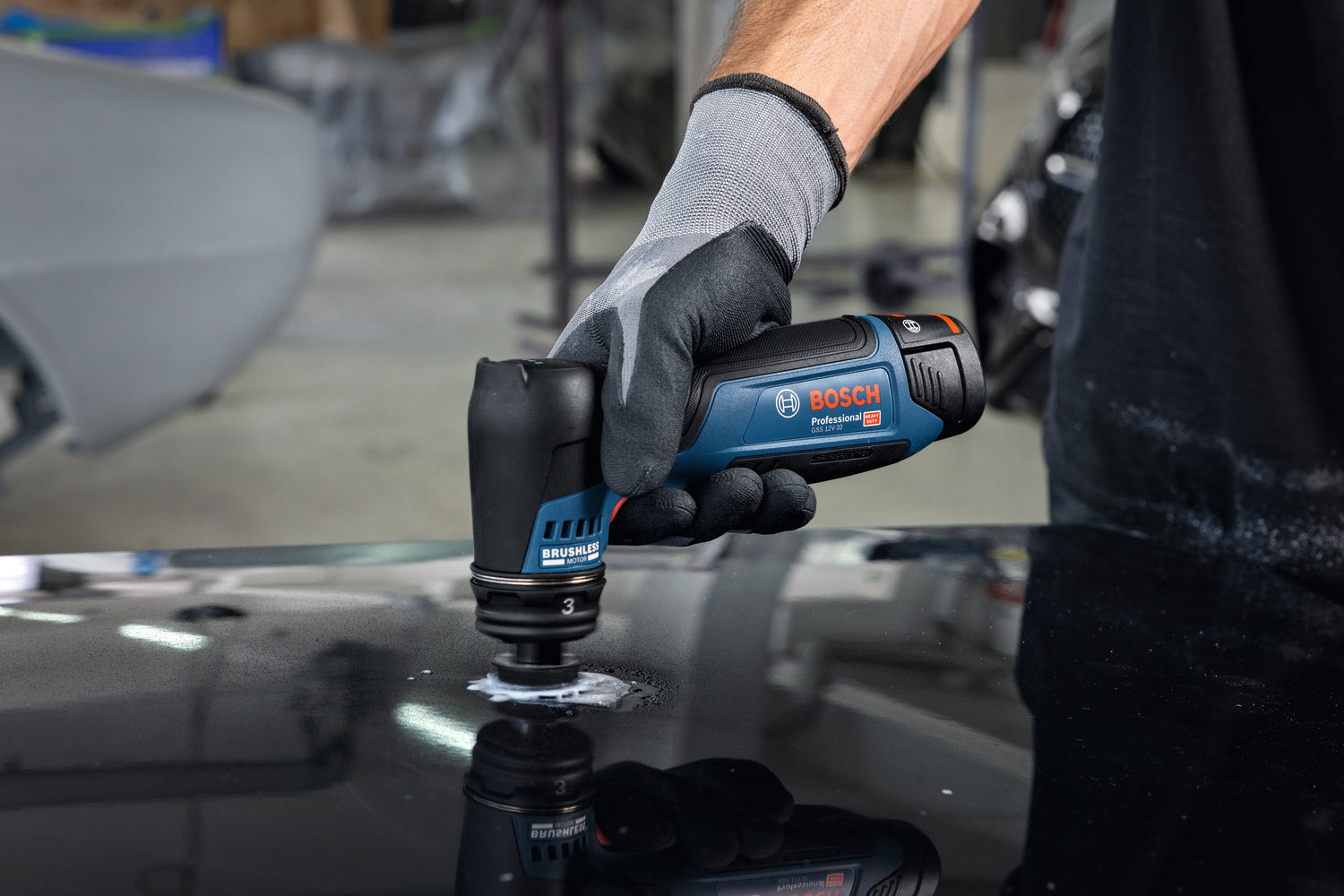 Bosch Akku-Schwingschleifer GSS 12V-32 (Schwingkreis-Ø: 3,0 mm, Drehzahl: 3000 - 8000 U/min, inkl. 2 x Schleifteller 32 mm, ohne Akku im Karton)