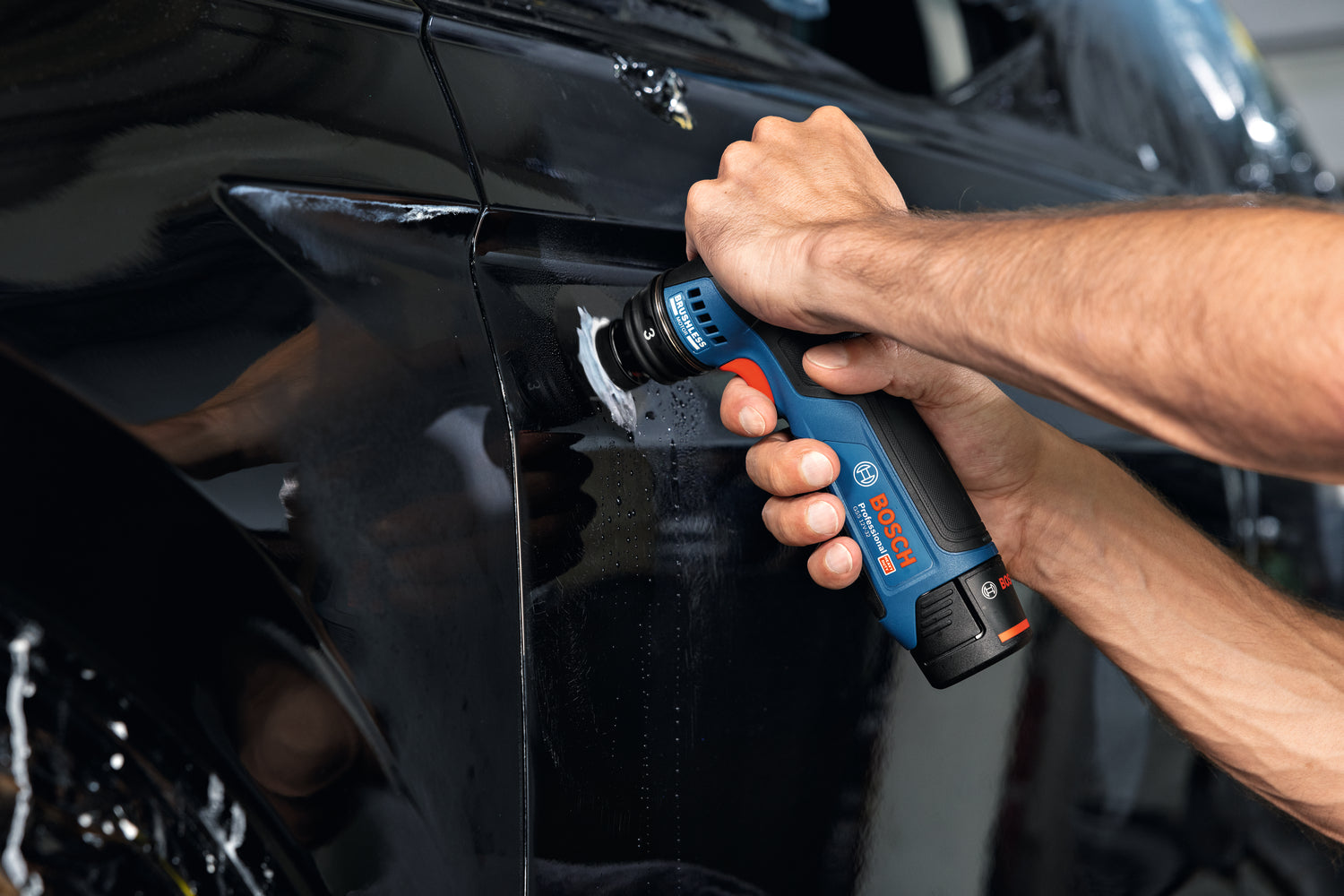 Bosch Akku-Schwingschleifer GSS 12V-32 (Schwingkreis-Ø: 3,0 mm, Drehzahl: 3000 - 8000 U/min, inkl. 2 x Schleifteller 32 mm, ohne Akku im Karton)